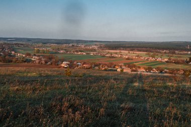 Kırsal hava fotoğrafçılığında yaz akşamı günbatımı