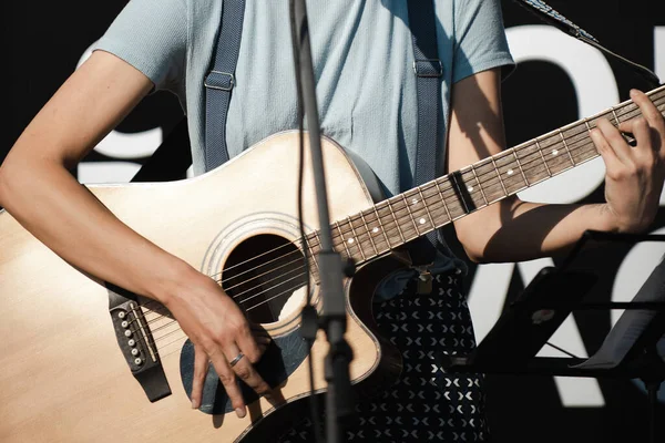 Girl with a guitar sings near the microphon — Stock Photo, Image