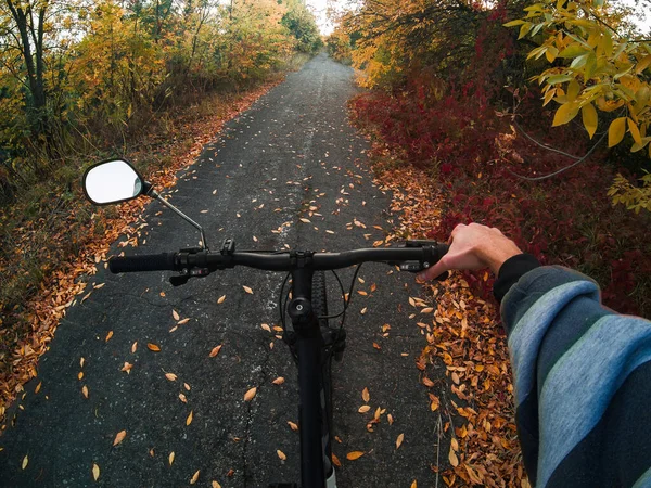 Rowerzysta na rowerze widok pierwszej osoby na ścieżce leśnej — Zdjęcie stockowe