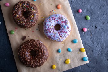 Ahşap tahta üzerinde çörekler, mavi beton arka planda.