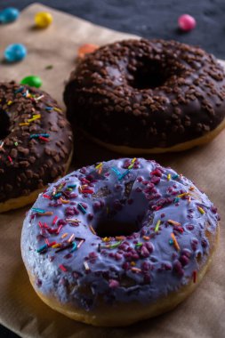 Ahşap tahta üzerinde çörekler, mavi beton arka planda.