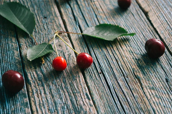 Cerejas maduras caseiras frescas em um fundo velho de madeira. Verão ainda vida — Fotografia de Stock
