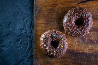 Ahşap tahta üzerinde çörekler, mavi beton arka planda.