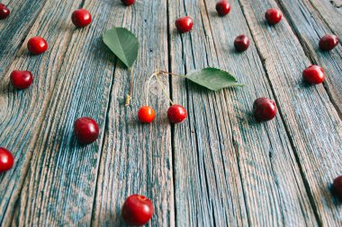 Ahşap bir arka planda taze ev yapımı olgun kirazlar. Yaz hala hayat