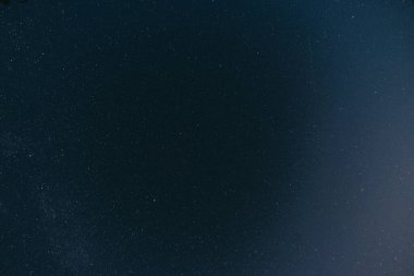 Baharda köyde gece yıldızlı gökyüzü