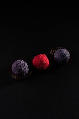 Koyu arkaplanda renkli yuvarlak şekerler