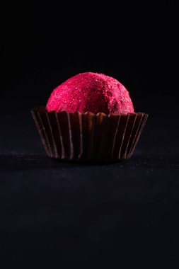 Koyu arkaplanda renkli yuvarlak şekerler