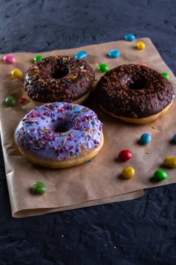 Ahşap tahta üzerinde çörekler, mavi beton arka planda.