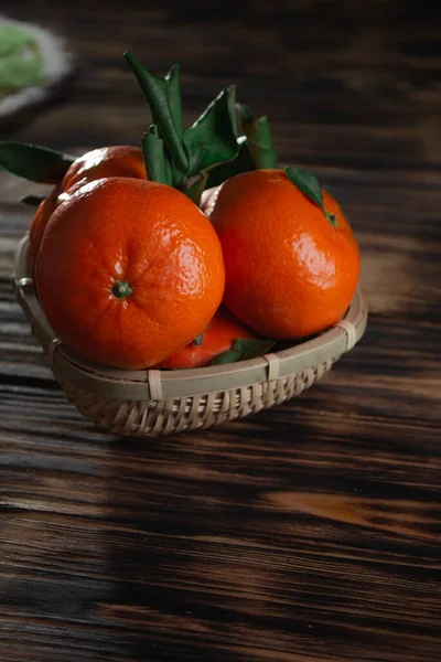 Verse mandarijnen met bladeren op een houten oude achtergrond — Stockfoto