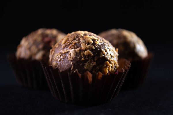 Цветные круглые конфеты на темном фоне