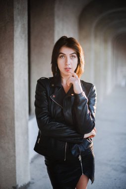 Esmer kız bir yaz öğleden sonra akşam kentinde yürüyor.