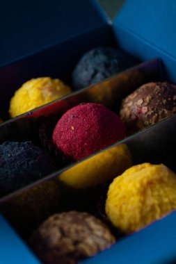 Koyu arkaplanda renkli yuvarlak şekerler