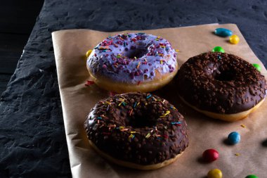 Ahşap tahta üzerinde çörekler, mavi beton arka planda.