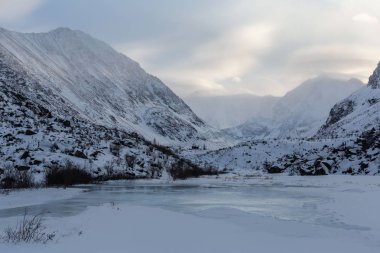 Kış, gün batımı, Belukha Dağı 'nın buz krallığı, gün batımında dağlarda donmuş göller, Altai dağları.