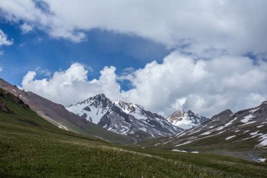 Karlı dağ geçidi kayalık sırtta 