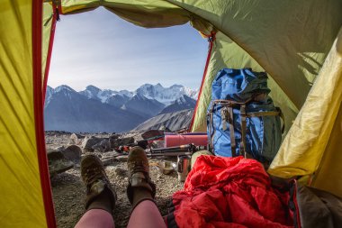 Dağdaki çadırdan Belukha 'ya, dağlara yolculuk. Geçiş karateurek çadırı