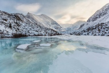 Kış, gün batımı, Belukha Dağı 'nın buz krallığı, gün batımında dağlarda donmuş göller, Altai dağları.