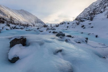 Dağ geçidi, buzul, gökyüzü bulutlu