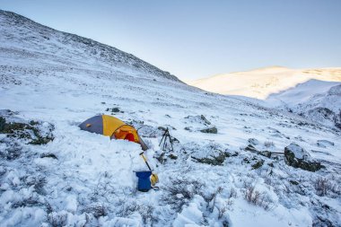 Kışın Belukha Dağı, dağın yamacında bir çadır.