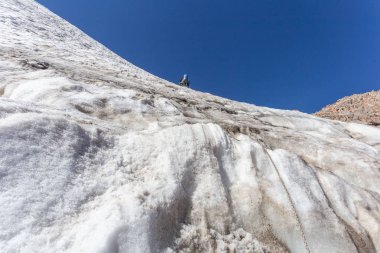 Dağlardaki dağ manzarası vadilerin ve zirvelerin güzel manzarası.