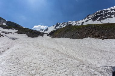 Kırgızistan'daki bir dağ nehir üzerinde ahşap köprü