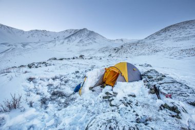 Dağlarda yürüyüş ve çadır.