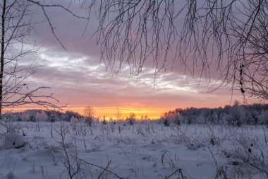 Dağlardaki dağ manzarası vadilerin ve zirvelerin güzel manzarası.