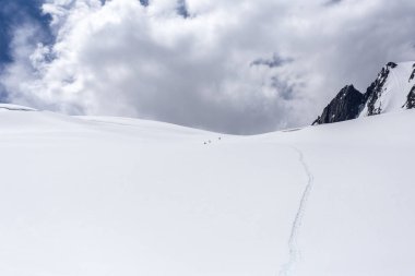 Güneşli havada dağların ve buzulların manzarası