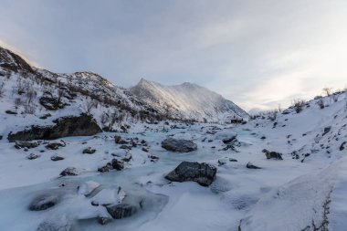 Dağ geçidi, buzul, gökyüzü bulutlu