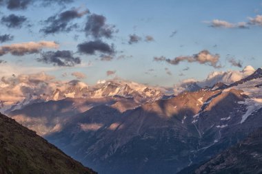 Belukha Dağı üzerinde şafak vakti. Altai 'ye kış gezisi, gün batımı, kış dağları
