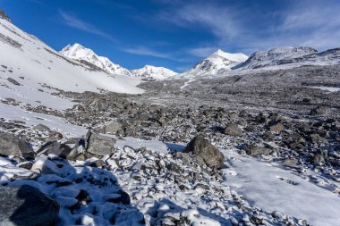 Güneşli kış gününde karlı dağlarda geçit manzarası 