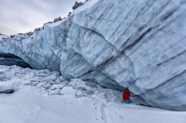 Gezgin yürüyüşçü. Dağlarda kış manzarası.