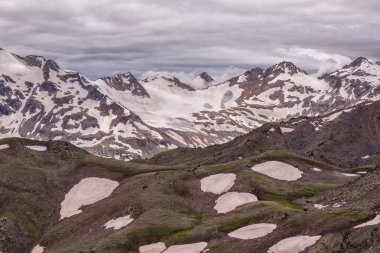 Elbrus 'un dağlık bölgesi, Avrupa' nın en yüksek noktası. Dağlar ve buzullarla kaplı bir manzara. Dinlenmek için dağlara yürüyün..