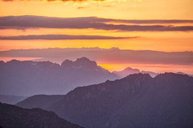 Dağlarda güzel bir gün batımı.