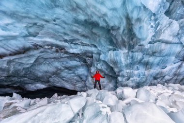 Gezgin yürüyüşçü. Dağlarda kış manzarası.