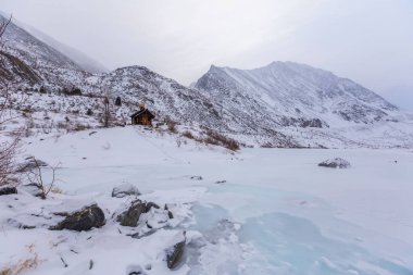 Dağ geçidi, buzul, gökyüzü bulutlu