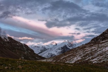Dağlardaki dağ manzarası vadilerin ve zirvelerin güzel manzarası.