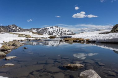 Gölde çok o arka plan üstündeki dağ geçidi
