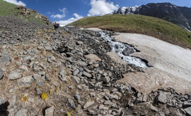 Karla kaplı dağlarla kaplı kış manzarası 