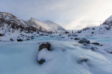 Dağ geçidi, buzul, gökyüzü bulutlu
