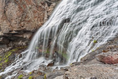 Dağlarda şelale, manzara. Dağlara yolculuk. Kırgızistan.