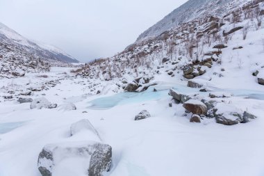 Dağ geçidi, buzul, gökyüzü bulutlu