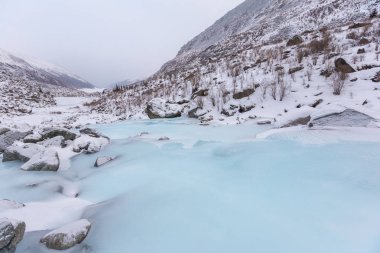 Dağ geçidi, buzul, gökyüzü bulutlu