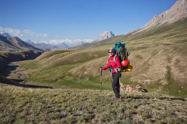 Açık havada bir kızın portresi, dağlarda açık hava sporları, Altai 'de seyahat, dağ yürüyüşü.