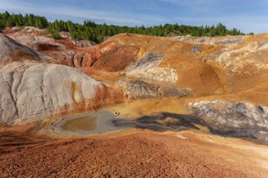 Dağlardaki dağ manzarası vadilerin ve zirvelerin güzel manzarası.