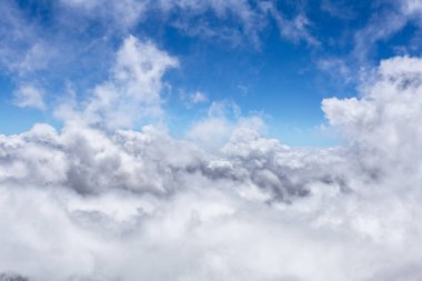 Yağmur geliyor. Mavi gökyüzü ve beyaz bulutlar doku ve arka plan için..