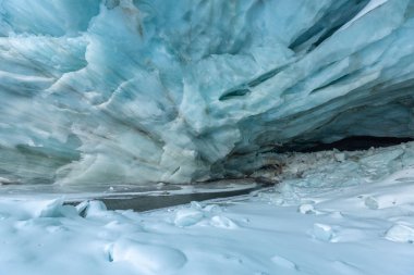 Sudaki donmuş nehir.