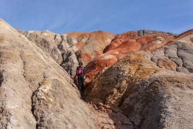 Dağlardaki dağ manzarası vadilerin ve zirvelerin güzel manzarası.