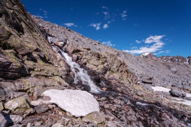 Mavi gökyüzü ile güzel dağ manzarası