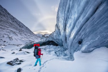 Gezgin yürüyüşçü. Dağlarda kış manzarası.